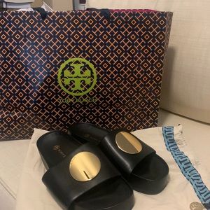 NWOT Tory Burch sandals and shoe bag